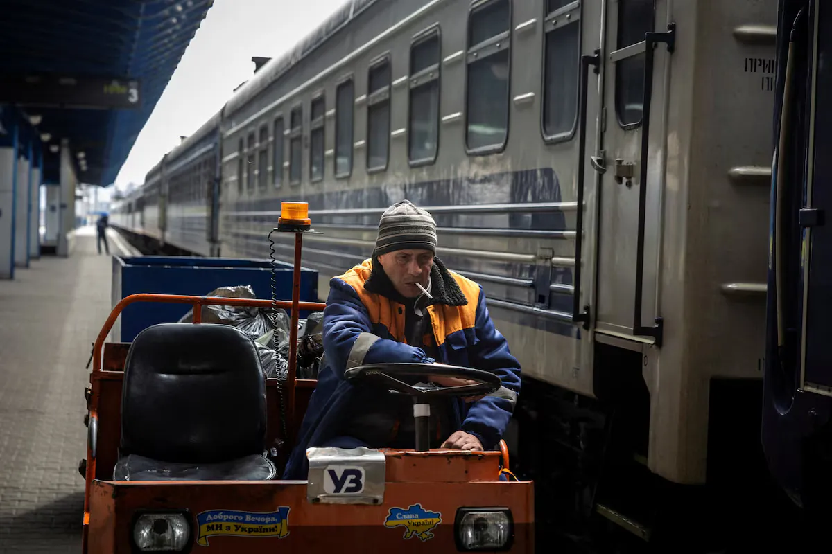 Залізниця під прицілом: як зміна тактики російських атак змушує Укрзалізницю переглядати правила безпеки пасажирів
